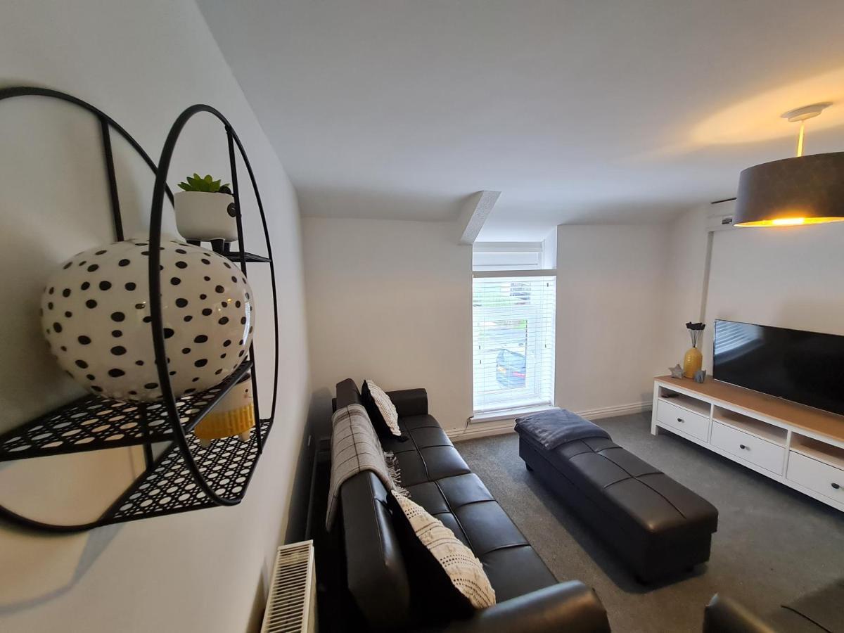 Perfect Location 3 Bed Serviced Apartment With Bike Storage For Bpw. Close To Brecon Beacons マーサー・ティドビル エクステリア 写真